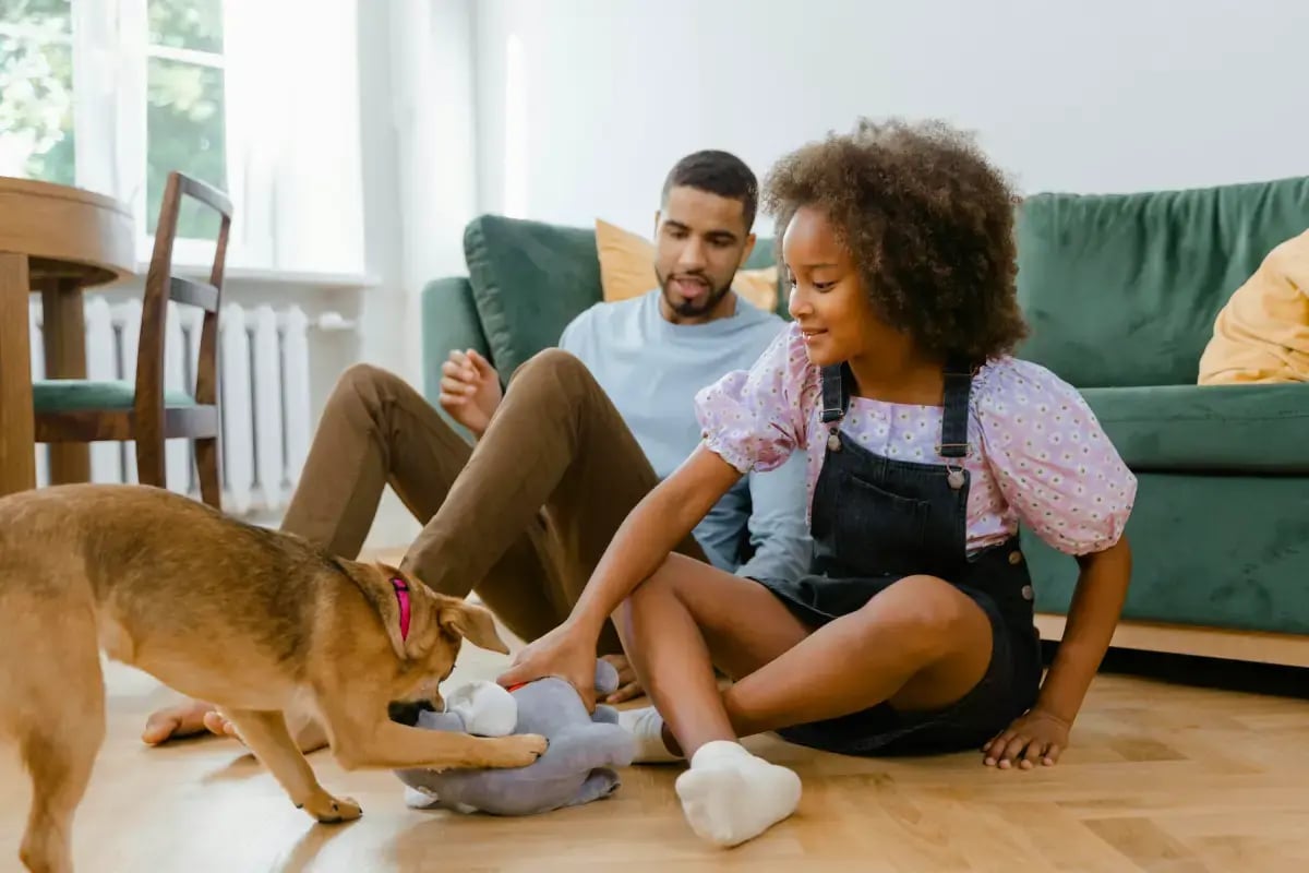 01-couple-with-dog-in-house-pet-sitting