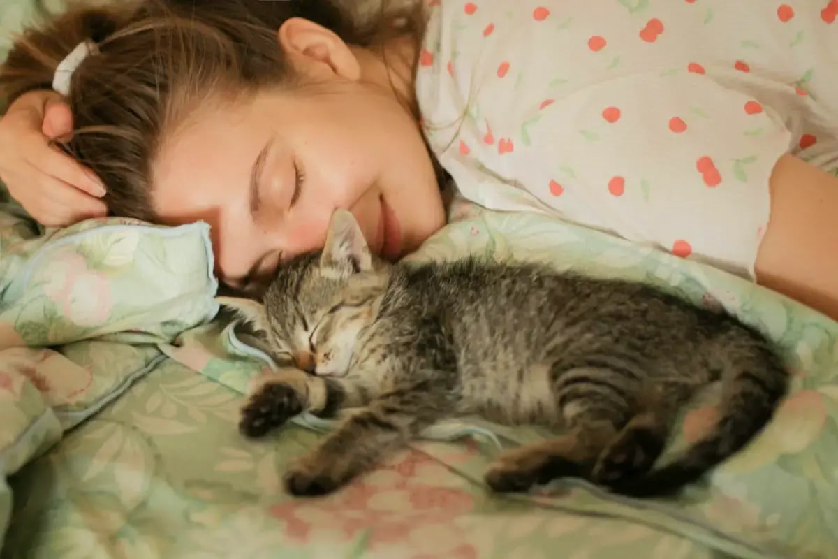 03-owner-and-cat-sleeping-peacefully