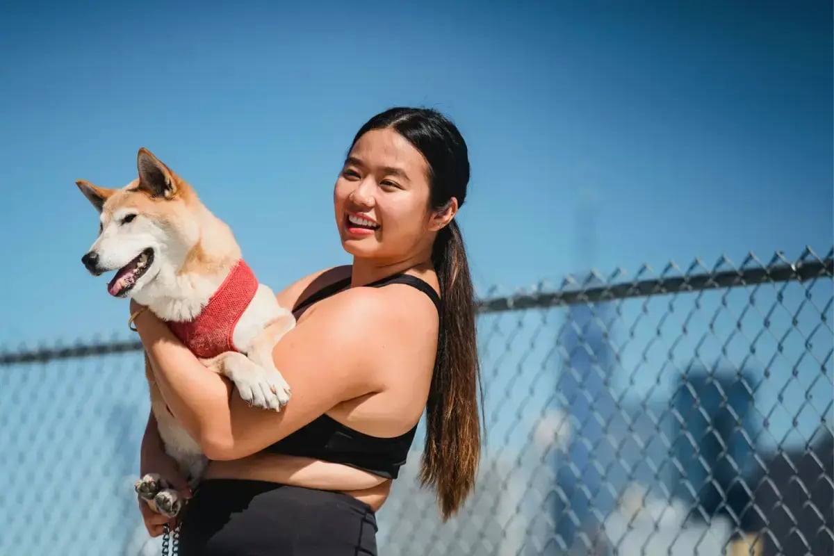 03-pet-sitter-with-a-dog-in-dubai-park
